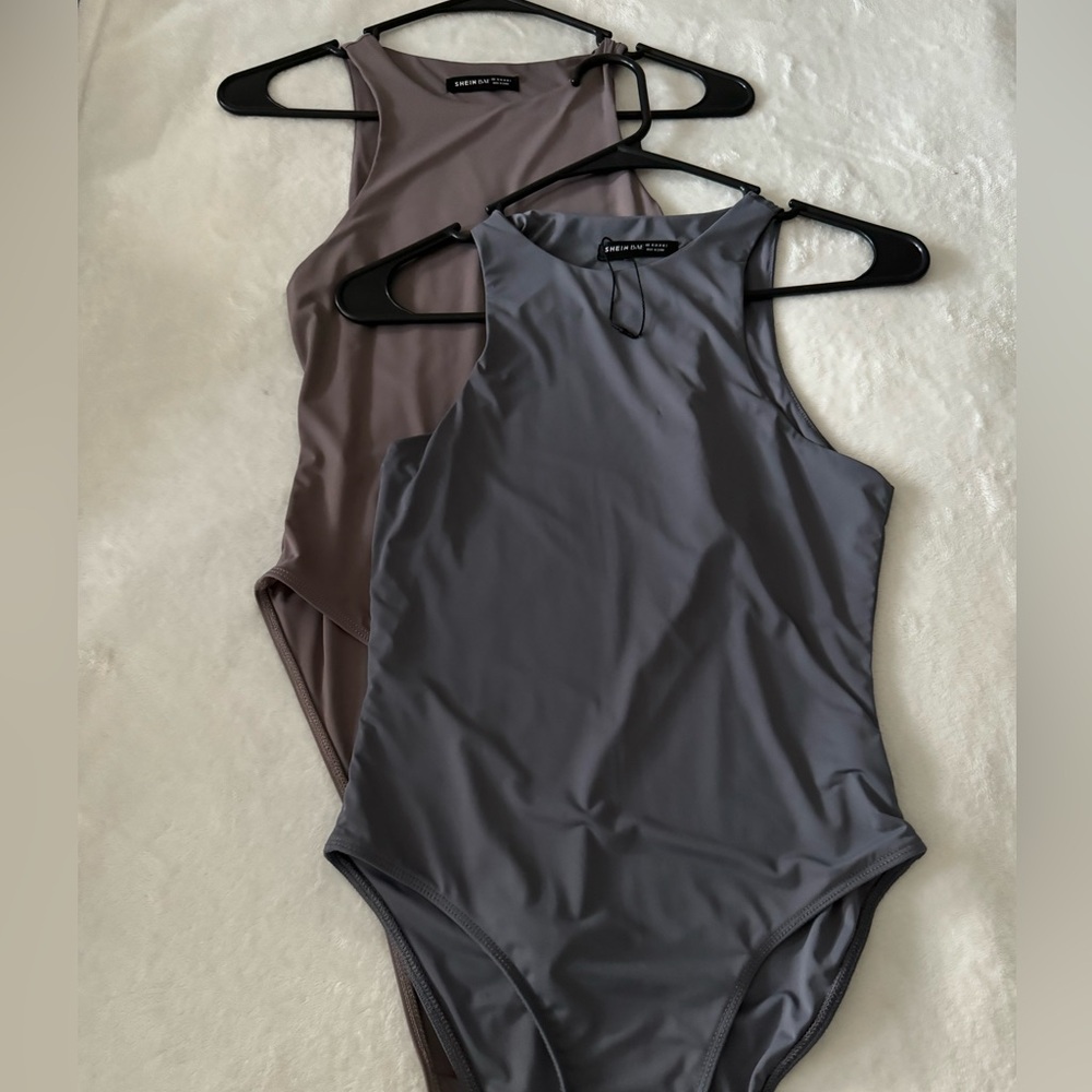 2 bodysuits, size small 6$ each ( buy together or separate)